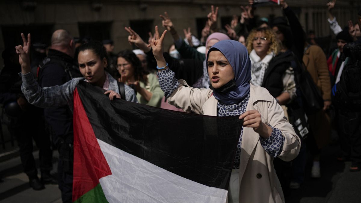 Paris polisi Sorbonne Üniversitesi'ndeki Gazzeli protestocuları dağıttı