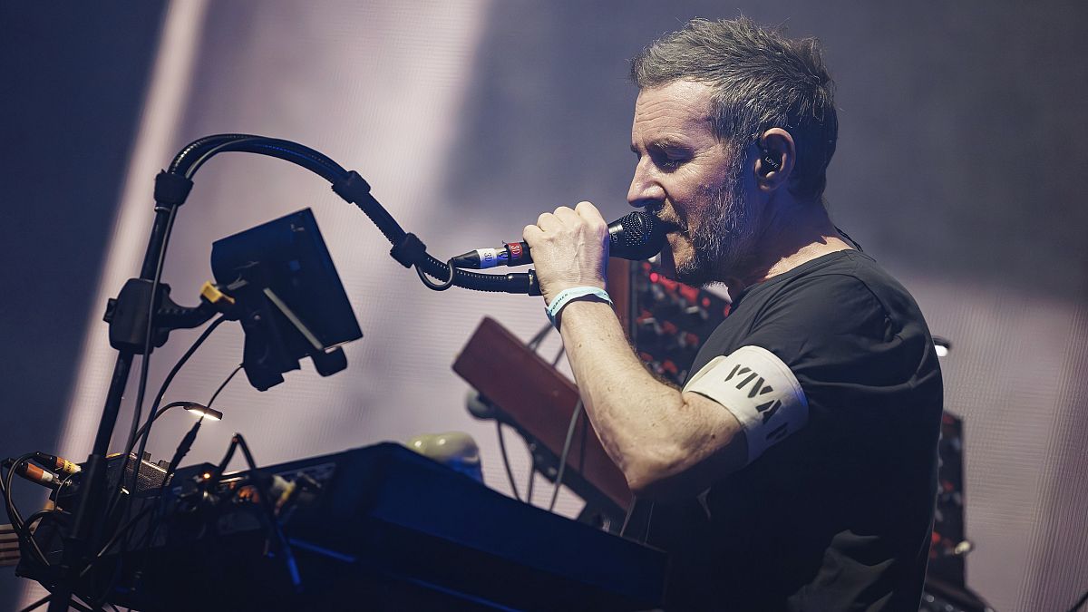 Massive Attack, Gazzeli gazetecileri İngiltere'deki konserinde sahneye çıkardı