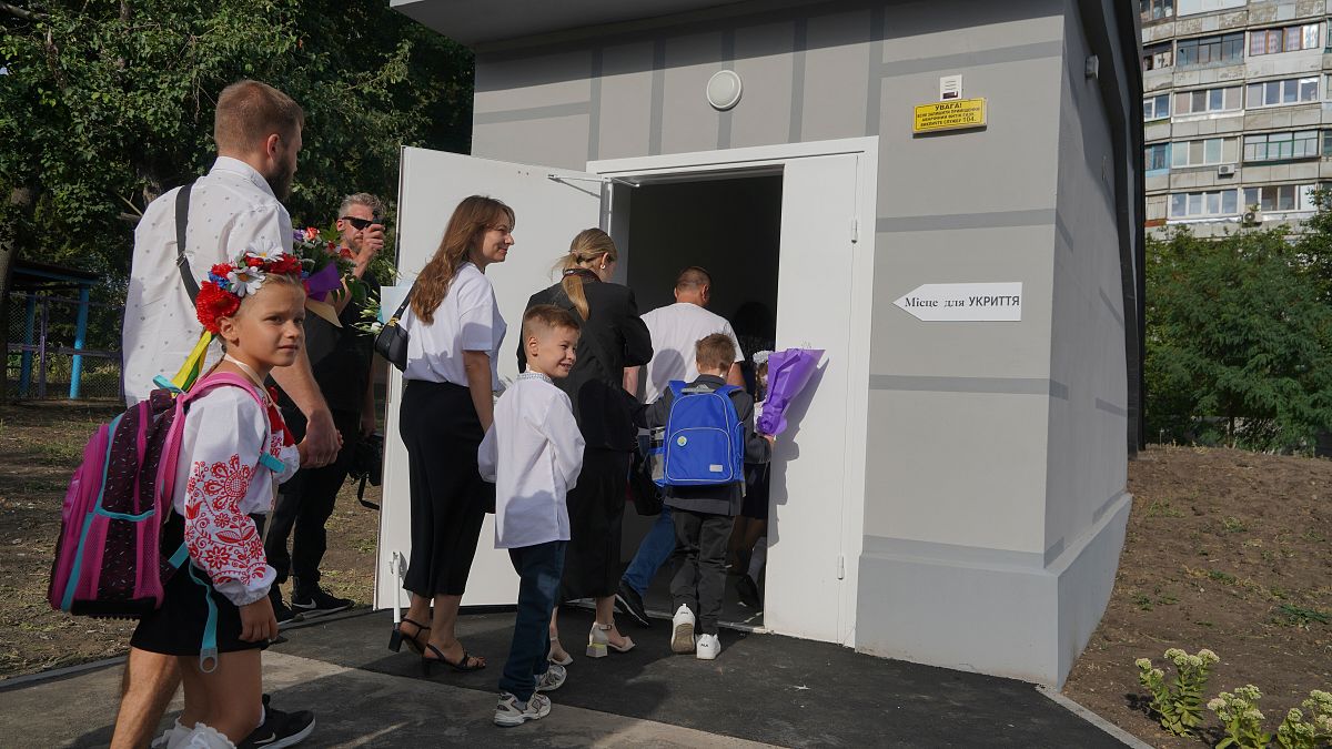 Ukrayna'da okullar açıldı: Çocuklar barınaklarda derslere devam ediyor