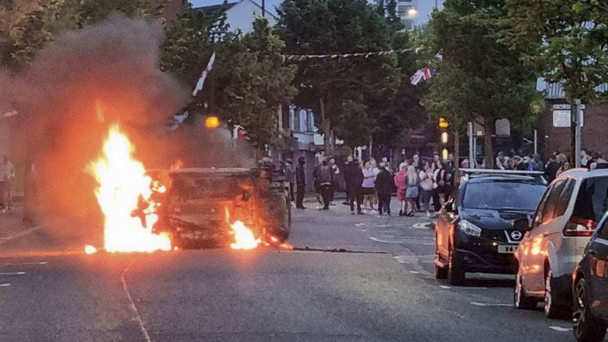 Kuzey İrlanda'da aşırı sağ protestoları: Süpermarket ateşe verildi, polise molotof kokteyli atıldı
