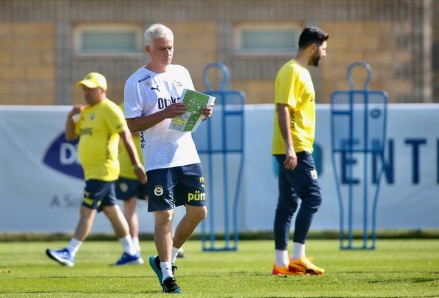 AA-20240624-34959053-34959027-FENERBAHCENIN_YENI_TEKNIK_DIREKTORU_JOSE_MOURINHO_TAKIMIN_BASında_ILK_ANTRENMANINA_CIKTI