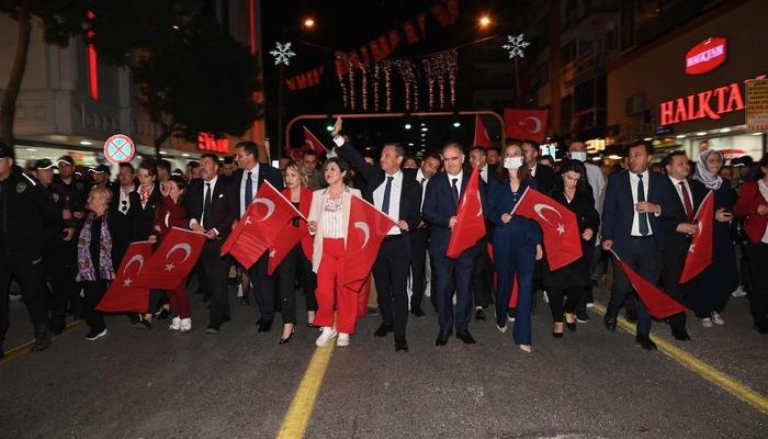 CHP lideri Özgür Özel, 29 Ekim'i Manisa'da kutladı: "Ne teröre, ne korkuya boyun eğeceğiz."