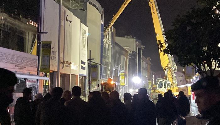 Güngören'de çöken binanın enkazında mahsur kalan işçiyi arama çalışmaları sürüyor! Yaralı itfaiyeci