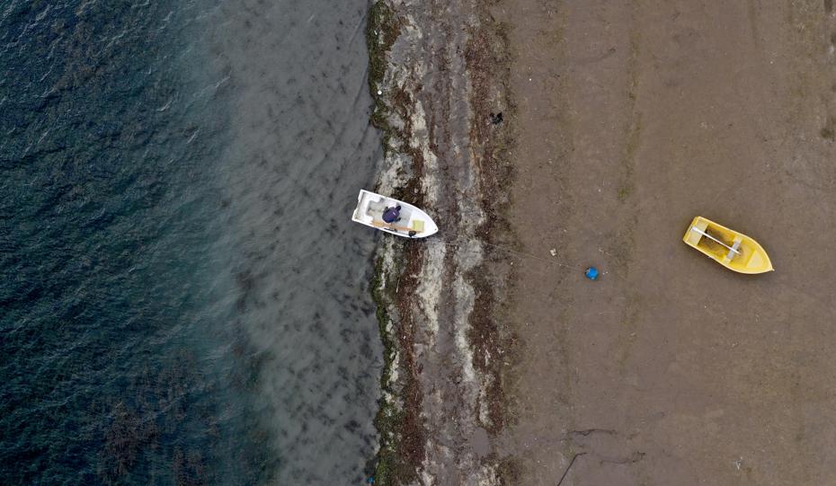Sapanca Gölü'nde su seviyesi düştü, kıyılar boş kaldı.