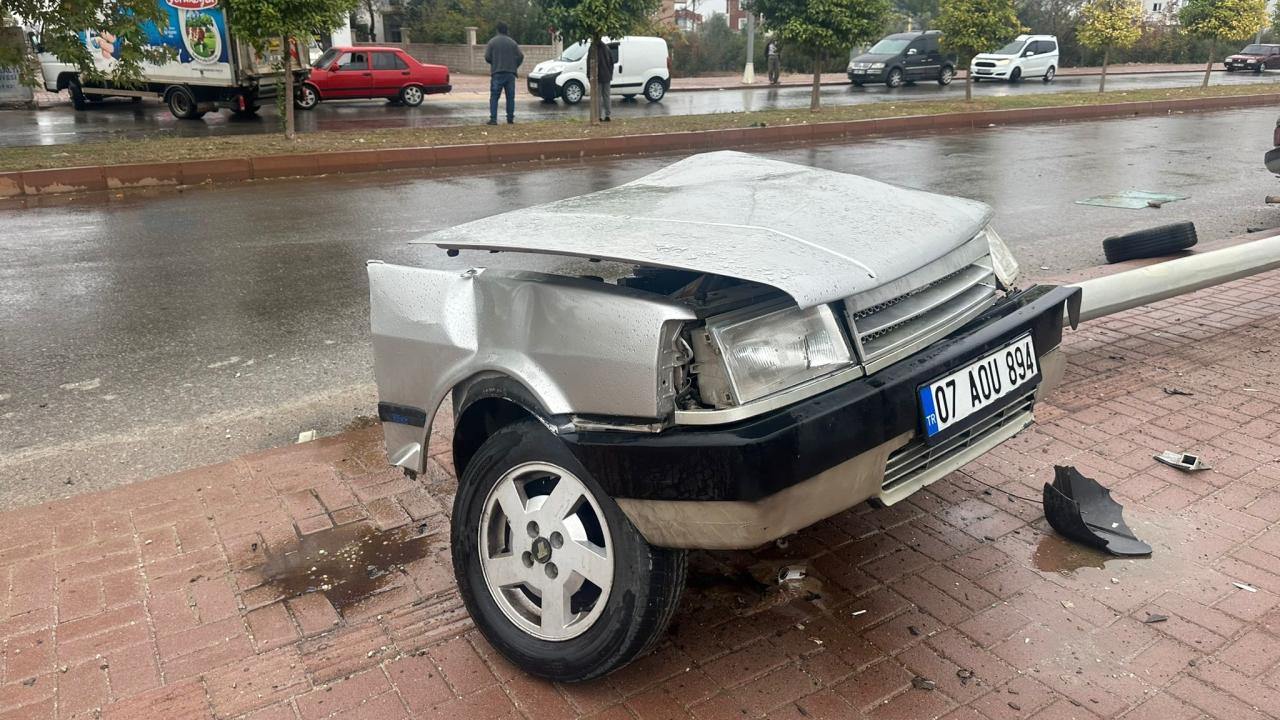 Direğe çarpan otomobil ikiye bölündü