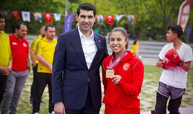 Avcılar Belediye Spor Kulübü'nün genç yıldızı Delal Kadir, Yunanistan'da düzenlenen Avrupa 15 Yaş Altı Güreş Şampiyonası'nda altın madalyayla döndü - SPOR