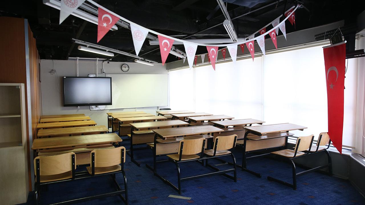 'Yüzen okul'da sınava hazırlanan gençlerin üniversite heyecanı