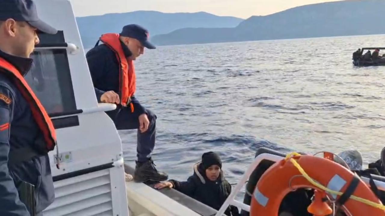 İzmir açıklarında 46 kaçak göçmen kurtarıldı