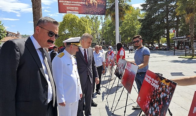 Gölcük'te 15 Temmuz Şehitleri Anma, Demokrasi ve Milli Birlik Günü törenleri Şehitler Mezarlığı'ndaki şehit mezarları başında yapılan dualarla başladı - GÜNDEM