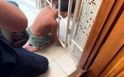 Avcılar’da başı demir kapıya sıkışan çocuğu itfaiye kurtardı