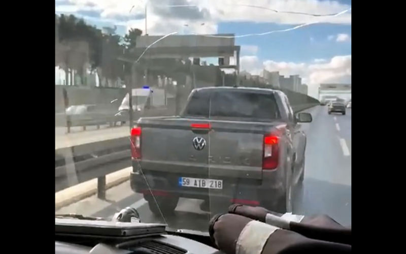 Tüm uyarılara rağmen ambulansa yol vermedi, yakalandı